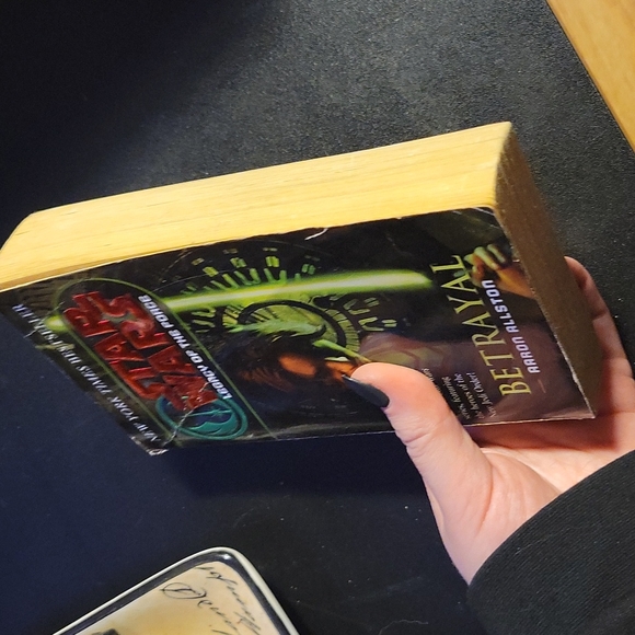 Star Wars Book Legacy of the Force Betrayal (Book 1 of series) - Picture 3 of 5